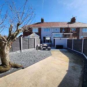  Holiday home Delightful Newly Renovated 3-bed House With Garden Hut